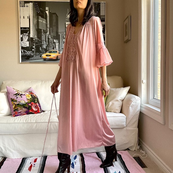 Vintage dusty rose nightgown with lace and bell sleeves - Picture 4 of 16